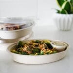 Dietetyczny posiłek na wynos z brokułem i ziarnami w pudełku