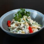 Miseczka kolorowej sałatki warzywnej z kremowym sosem