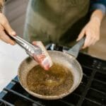 Smażenie świeżego steku z tuńczyka na patelni metodą reverse sear