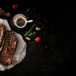 Stek z grilla na kamiennej płycie z rozmarynem, czosnkiem i przyprawami