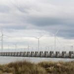 Turbiny wiatrowe przy zaporze Oosterscheldekering w holenderskiej Zelandii