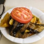 Wegetariańska musaka z warzywami, pomidorem i grillowanym bakłażanem