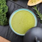 Zielona zupa z jarmużem i ziołami jako szybki, zdrowy obiad roślinny