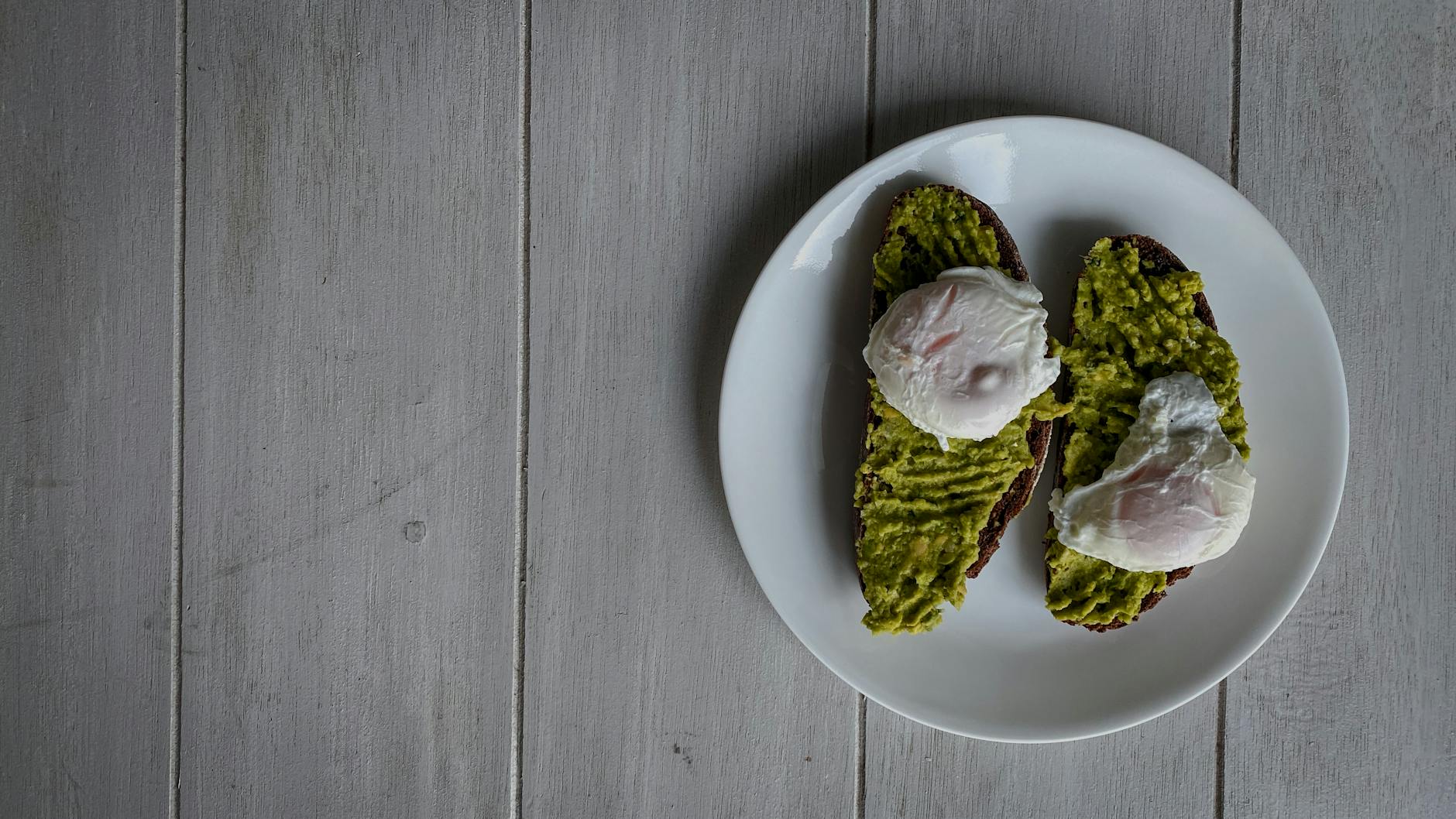 Tost z awokado i jajkiem w koszulce jako wysokobiałkowy posiłek jarski