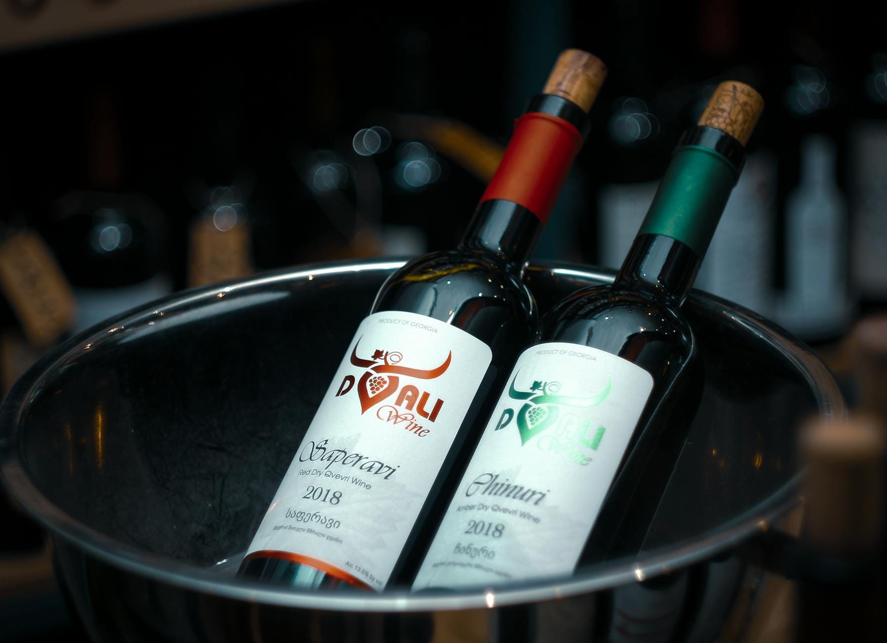 Dwie butelki wina w metalowym pojemniku z lodem podczas degustacji