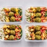 Kolorowe pojemniki z falafelem, ryżem, ciecierzycą i warzywami na meal prep