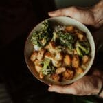 Miska z tofu i brokułami jako przykład zdrowego dania roślinnego
