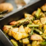 Pieczone szparagi i ziemniaki na blasze jako lekkie danie obiadowe