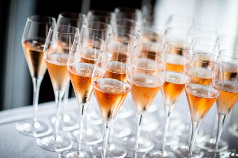 Pet-nat zamiast prosecco: dlaczego wina musujące pradawną metodą zyskują popularność?