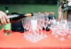 Prosecco nalewane do kieliszków na świątecznie nakrytym stole pl