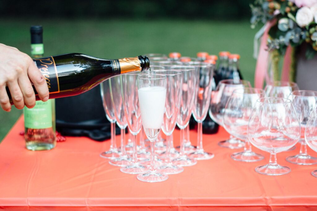 Pet-nat zamiast prosecco: dlaczego wina musujące pradawną metodą zyskują popularność?