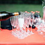 Prosecco nalewane do kieliszków na świątecznie nakrytym stole pl